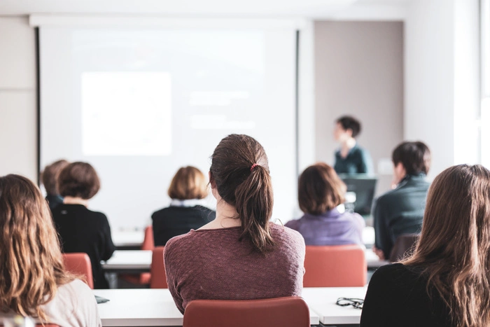 Bei berufsbegleitenden und berufsermöglichenden Masterstudien- und Lehrgängen halten sich Präsenzzeiten meist in Grenzen