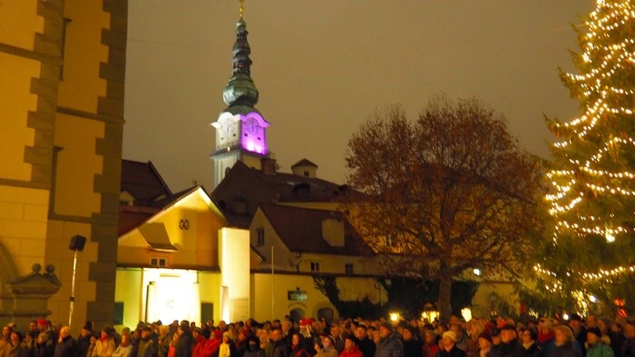 In der Klagenfurter Konzertreihe Stiller Advent lauschten die Gäste am Freitagabend im Landhaushof den Stimmen von Chören und der Musik von Blechbläsern. Am Sonntag gab es im Klagenfurter Dom das nächste Konzert.