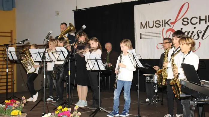 Unter dem Motto „Mit Musik in den Frühling“ feierte die Musikschule Ligist unter der Leitung von Direktor Peter Lidl das 70-jährige Jubiläum mit einem wunderbaren Konzert. 