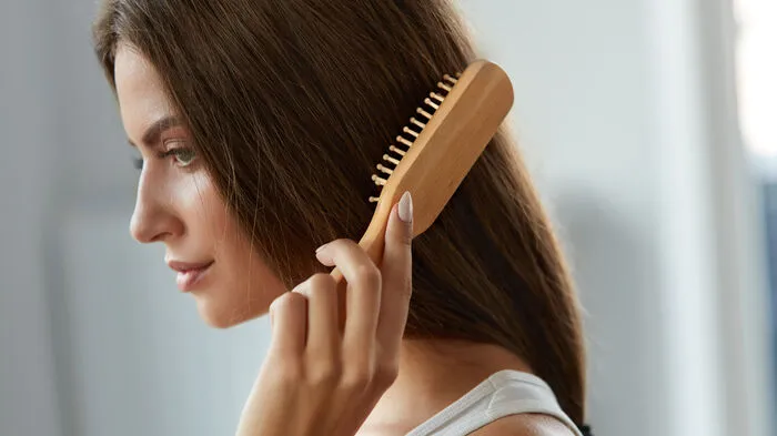 "Generell gilt, dass beim Haare waschen weniger das Haar an sich als die Kopfhaut und der Ansatz gereinigt werden sollen", sagt Profi-Friseur Dennis Creuzberg. Im ersten Schritt sollte man das Haar vor der Wäsche entwirren, um hinterher nicht an den Knoten zu verzweifeln und das Haar zu schädigen.