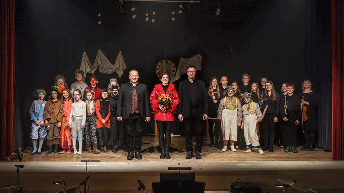 Bürgermeister Klaus Strein, Johanna Frey und Direktor Günther Pendl mit allen Akteuren des Musicals