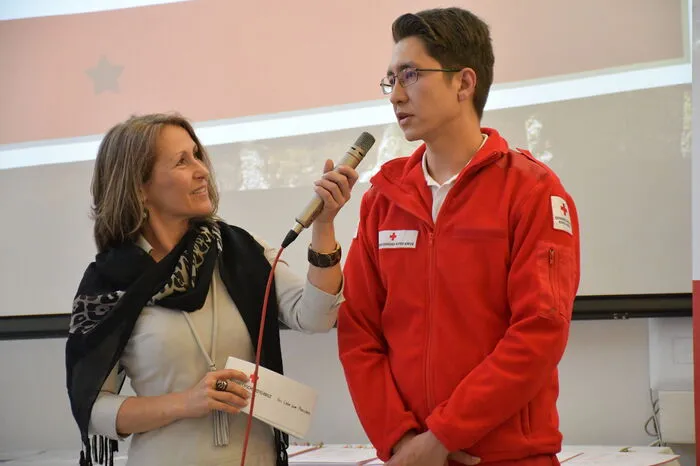 Moderiert von Gertrud Reiterer-Remenyi gaben Freiwillige Einblick in ihre Motivation für ihr Engagement - hier Mehdi Seyfollahi, der gerade seine Ausbildung absolviert hat.