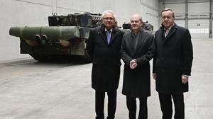 Kanzler Olaf Scholz, Verteidigungsminister Boris Pistorius und Rheinmetall-Chef Armin Papperger vor Leopard-2-Panzern