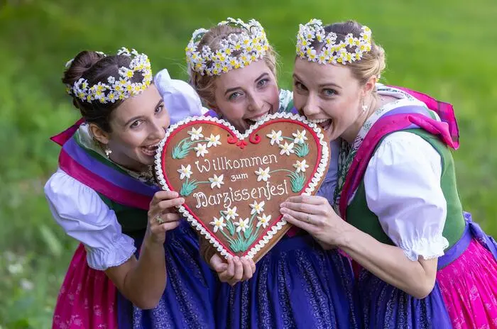 Die diesjährigen Narzissenhoheiten: Königin Lisa Kummer (Mitte) und ihre Prinzessinnen Annalena Pliem (l.) und Verena Pfandlsteiner (r.)
