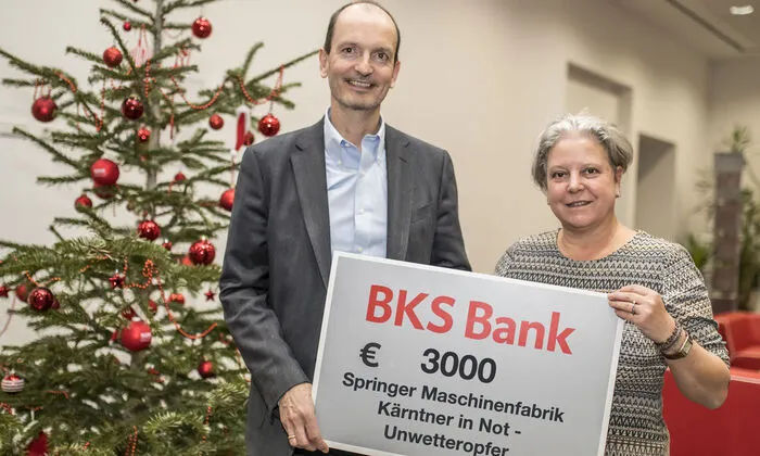 Gero Springer von der Maschinenfabrik Springer bei der Scheckübergabe zu Weihnachten 2018