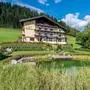 Ein Urlaubbauernhof mit einem Teich | Das Berghotel Presslauer in Jenig erhielt zusätzlich die Auszeichnung „Top-Wohlfühl-Hof 2026“