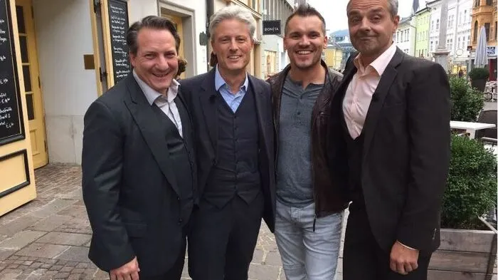 Palfrader, Florian Scheuba, der Villacher Schauspieler Haris Bilajbegović und Thomas Maurer (von links) am Villacher Hauptplatz.