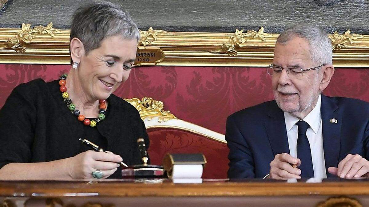 Ulrike Lunacek bei der Angelobung durch Bundespräsident Alexander Van der Bellen