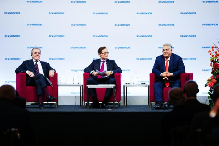 Der deutsche Ex-Bundeskanzler Gerhard Schröder, Weltwoche-Chefredaktor Roger Köppel und Ministerpräsident Viktor Orbán am Podium.