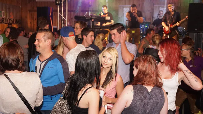 Ausgiebig feierten am 30. Juli die Gäste des Tennenfestes in der Peschhalle in Spielberg, das heuer zum fünften Mal stattgefunden hat.
