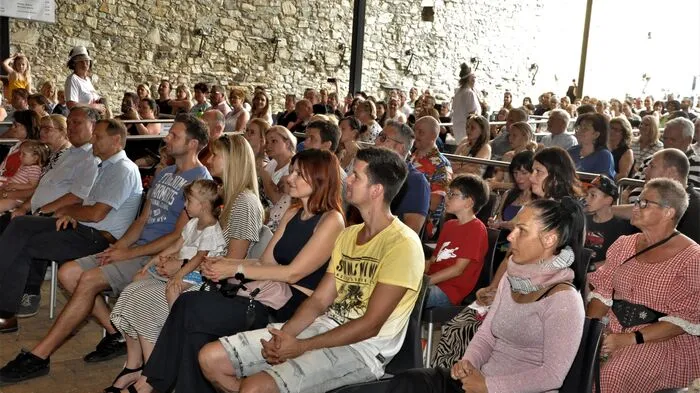 Bei traumhaftem Wetter veranstaltete die Musikschule Voitsberg am Dienstag, 20. Juni 2023, im Ambiente der Burgruine Obervoitsberg eine musikalische Reise um die Welt.