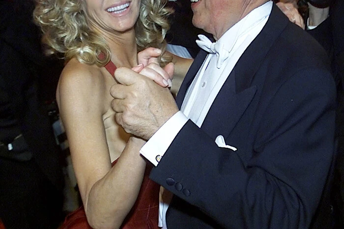 2001 hieß es „ein Engel für Richard“: Farrah Fawcett, bekannt aus „Drei Engel für Charlie“, kam zum Society-Event.