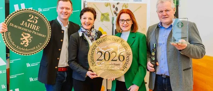 Kürbiskernöl-Superstar 2026 Christian Konrad, Vizepräsidentin Maria Pein, Landesrätin Simone Schmiedtbauer und Kürbiskernöl-Superstar 2026 Erich Lienhart<strong>&nbsp;</strong>(v.l.n.r.)