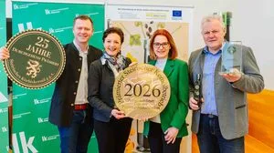 Kürbiskernöl-Superstar 2026 Christian Konrad, Vizepräsidentin Maria Pein, Landesrätin Simone Schmiedtbauer und Kürbiskernöl-Superstar 2026 Erich Lienhart<strong>&nbsp;</strong>(v.l.n.r.)