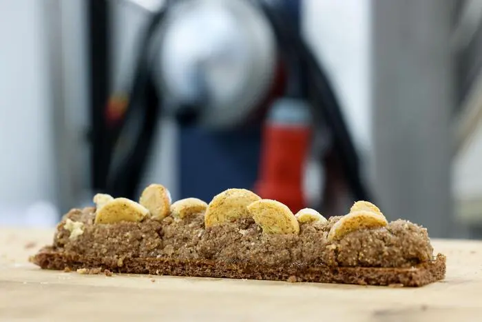 Fitz steckt in die Fülle ganze größere Vanillekipferlstücke für mehr Crunch.