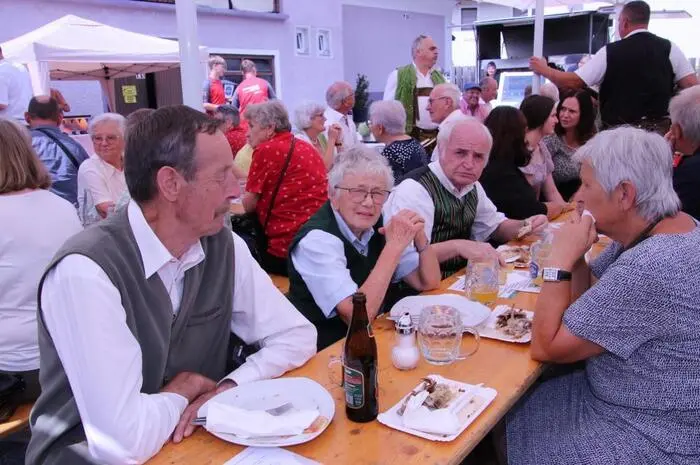 Und natürlich gehört es auch dazu, dass sich die Gäste mit kulinarischen Köstlichkeiten verwöhnten. 
