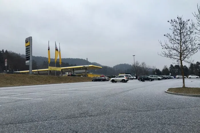 Schnee auf einem Parkplatz in Pörtschach.