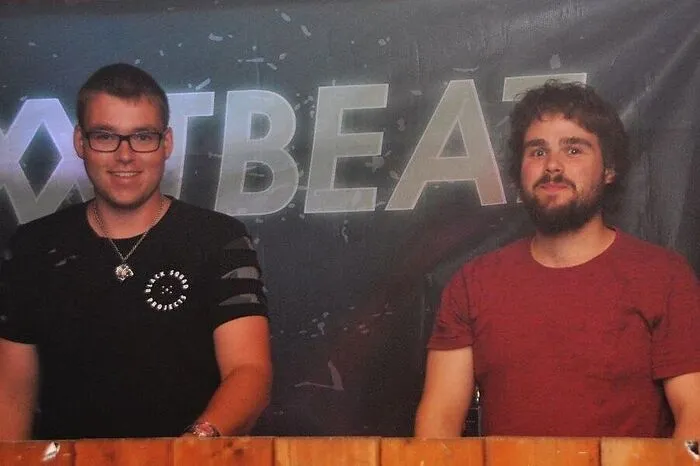 ... und in der Hafenkneipe DJ Nexxtbeat (Manuel Ruprecht, links) für Stimmung und Tanzmusik.