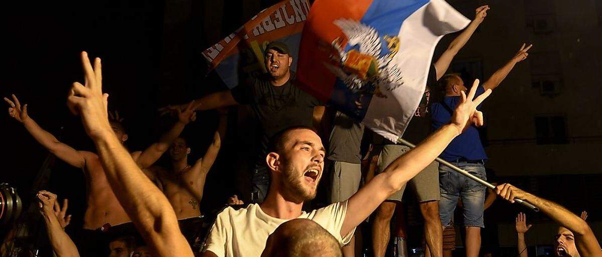 Unterstützer der Opposition jubeln in Podgorica
