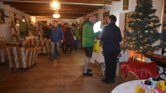 Während bei den meisten Weihnachtsmärkten Aussteller und Besucher Kälte leiden müssen, konnte man sich hier in gemütlicher Atmosphäre und stimmungvollem Ambiente auf die – meist eher unruhige -  „ruhige“ Zeit des Jahres einstimmen.  