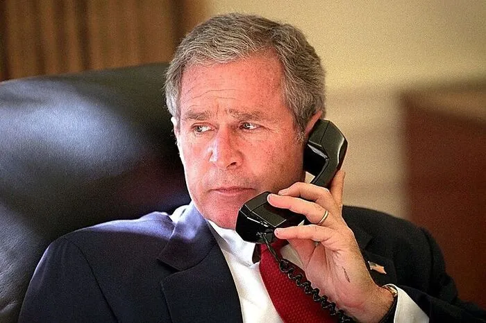 Am 20. September 2001, nur neun Tage nach den verheerenden Anschlägen, proklamiert Präsident George W. Bush in einer Ansprache vor dem Kongress den "War on Terror" (Krieg gegen den Terror). Sein Versprechen: Unser Krieg gegen den Terror beginnt mit Al-Kaida, aber endet nicht dort. Er wird nicht enden, bis jede terroristische Gruppe von globaler Reichweite gefunden, gestoppt und geschlagen ist