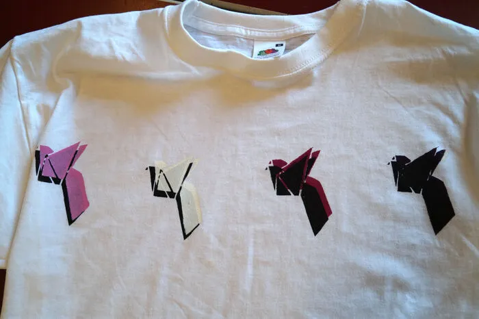 Danach verarbeiteten sie das Thema in vielfältiger Hinsicht. Sie bedruckten Kleidungsstücke wie Strumpfhosen oder T-Shirts.