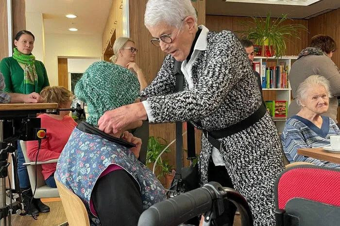 "Für dich passt etwas Trachtigeres", meint Dunkel hier
