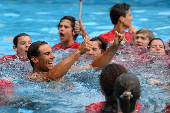 Nach seinem Triumph sprang Nadal mit den Ball-Jungen in den Pool.