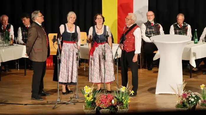 Wenn Tradition auf Leidenschaft trifft, klingt das ziemlich genau so wie beim Kärntner Viergesang. Zum 26-Jahr-Jubiläum zeigte das Quartett (Norbert Löcker, Alexandra Grönig, Hermelinde Dielacher, Peter Grönig, von links), dass Volksmusik alles andere als verstaubt ist – sondern richtig unter die Haut gehen kann. 