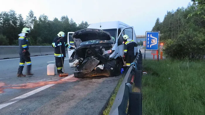 Der Transporter kam gegen die Fahrtrichtung zu stehen