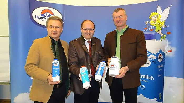 Von der Milchkanne zum modernen Tetrapak mit innovativem Drehverschluss: Wolfgang Kavalar (Marketingleiter), Direktor Helmut Petschar und Obmann Reinhard Scherzer