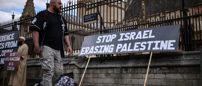 Plakate, die eine Gruppe bei einer Anti-Israel-Demonstration vor dem britischen Parlament in London aufgestellt hat. Unterdessen verteidigte Premierminister Andy Burnham das von Großbritannien angeführte Handelsverbot mit illegalen israelischen Siedlungen im Westjordanland, nachdem Israel als Reaktion auf westliche Sanktionen wegen der Gewalt israelischer Siedler gegen London gerichtete Maßnahmen ergriffen hatte.