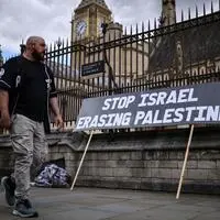 Plakate, die eine Gruppe bei einer Anti-Israel-Demonstration vor dem britischen Parlament in London aufgestellt hat. Unterdessen verteidigte Premierminister Andy Burnham das von Großbritannien angeführte Handelsverbot mit illegalen israelischen Siedlungen im Westjordanland, nachdem Israel als Reaktion auf westliche Sanktionen wegen der Gewalt israelischer Siedler gegen London gerichtete Maßnahmen ergriffen hatte.
