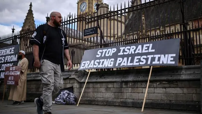 Plakate, die eine Gruppe bei einer Anti-Israel-Demonstration vor dem britischen Parlament in London aufgestellt hat. Unterdessen verteidigte Premierminister Andy Burnham das von Großbritannien angeführte Handelsverbot mit illegalen israelischen Siedlungen im Westjordanland, nachdem Israel als Reaktion auf westliche Sanktionen wegen der Gewalt israelischer Siedler gegen London gerichtete Maßnahmen ergriffen hatte.