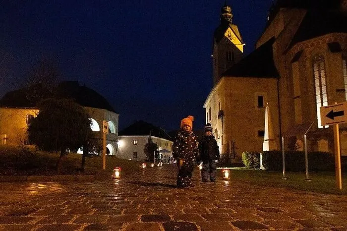 Lichterpfad. In Maria Saal kann man von 14.30 bis 16.30 Uhr den Lichterpfad am Domplatz begehen. Dieser führt vom Flüsterbogen über das Oktogon zur Krippe im Dom. Die Musikschule Maria Saal begleitet mit Gesang und Instrumentalmusik. Am Ende des Pfades kann man sich das Friedenslicht abholen