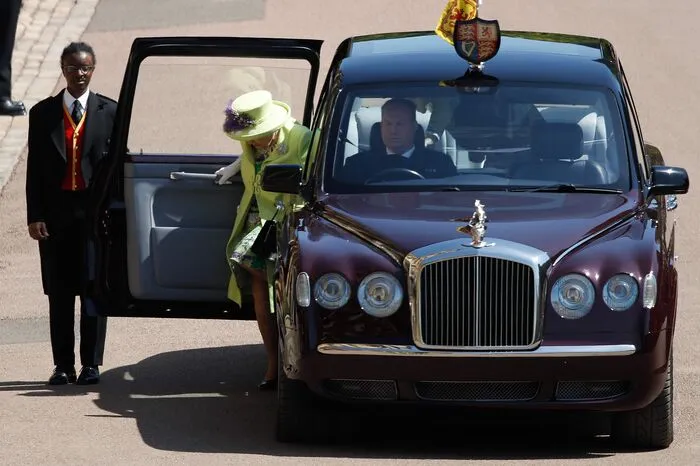 Queen Elizabeth II. betrat als letzter Gast vor der Braut die Kirche - in einem limonengrünen Kostüm.