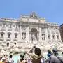 Gedränge rund um den Trevi-Brunnen in Rom