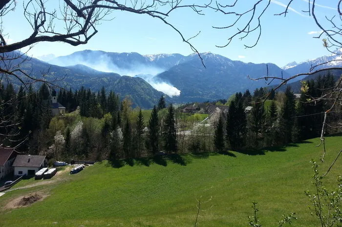 Kleine Zeitung-Leser Markus Schneeberger sah den Brand auch in der knapp fünf Kilometer entfernten Gemeinde Irschen noch.