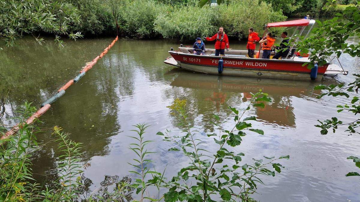 Die Feuerwehr errichtete Ölsperren in Kainach und Mur