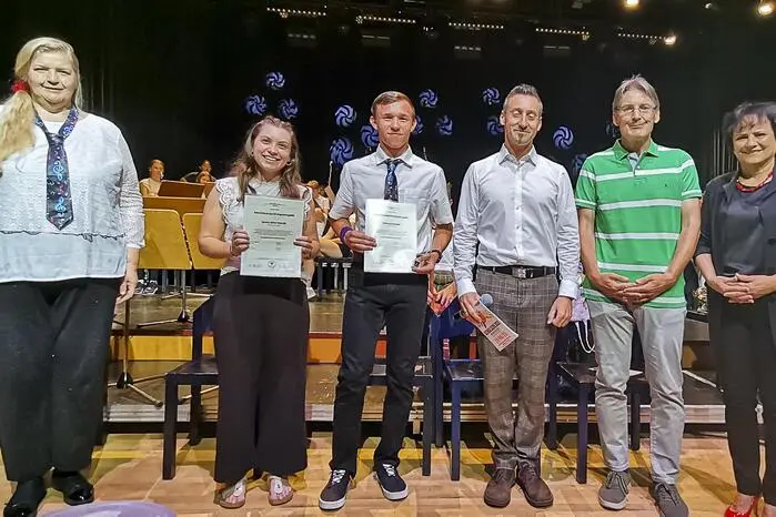  Im Rahmen des Konzerts wurden zudem zwei Schüler für ihre erfolgreich absolvierten Abschlussprüfungen geehrt: Christoph Gasser (Gitarre, Klasse Sabine Scherer) und Sandra Mühlthaler (Klarinette, Klasse Klaus Mühlthaler) erhielten ihre Zeugnisse mit Auszeichnung.