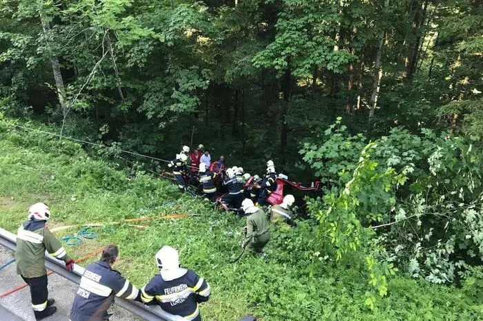 Zwei Feuerwehren - Altaussee und Lupitsch - waren im Einsatz, um den Wagen zu sichern und die Frau aus dem Wrack zu schneiden.