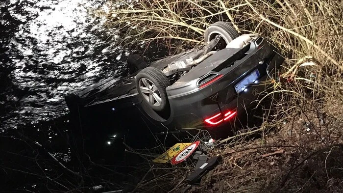 Der PKW-Lenker kam aus noch ungeklärter Ursache Sonntagabend von der Fahrbahn in Vochera ab.
