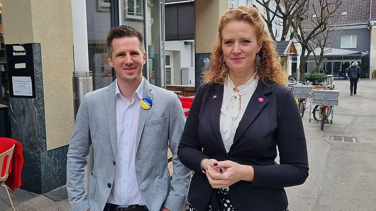 Der Brucker NEOS-Gemeinderat Sebastian Wintschnig mit der Nationalratsabgeordneten Fiona Fiedler: "Kommunikation muss barrierefrei sein!"