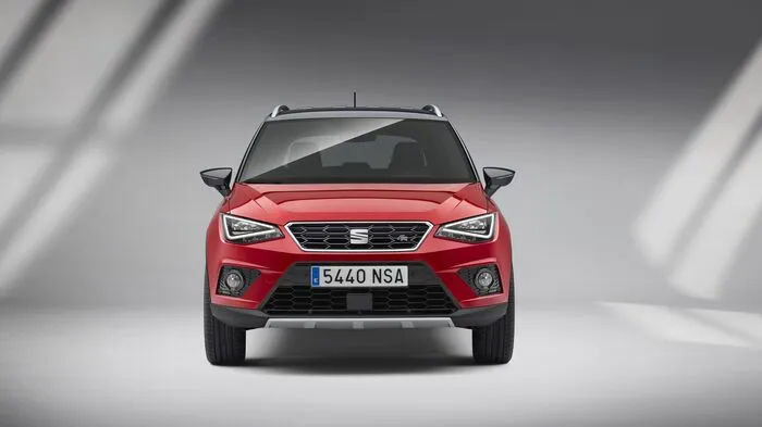 Der Seat Arona ist der kleiner Bruder des Ateca und steht auf der gleichen Plattform wie der Ibiza (und der VW Polo), überragt ihn mit einer Länge von 4138 Millimetern aber um knapp acht Zentimeter.