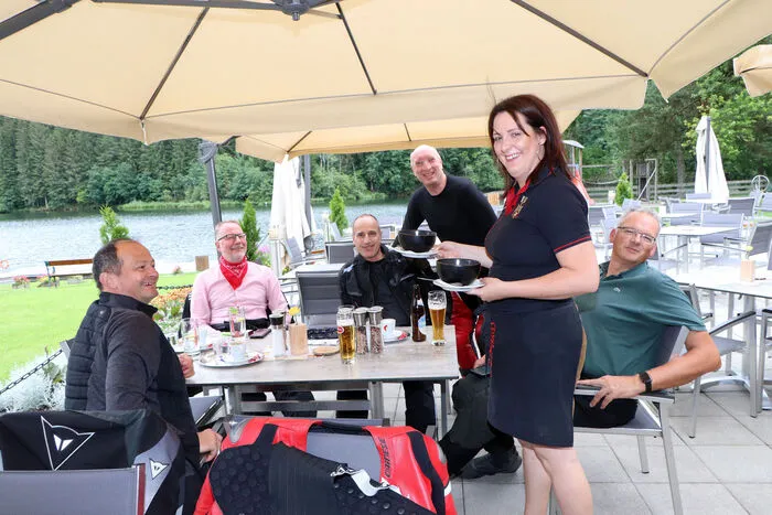 Die Kartenfreunde und Biker aus Berlin mit Josef Zimmerer, Axel Schirmack, Thomas Balke, Oliver Rygol und Roland Sedlatzek wurden von Desiree Ortner mit einer heißen Suppe und kühlen Getränken am Goggausee verwöhnt!  