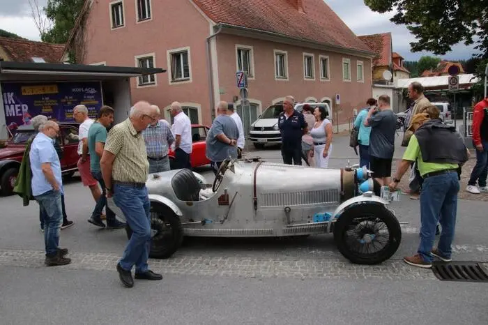 bei den Automobilen ein Bugatti T37 Baujahr 1927, mit 60 PS, gesteuert von Bernhard Klauscher.
