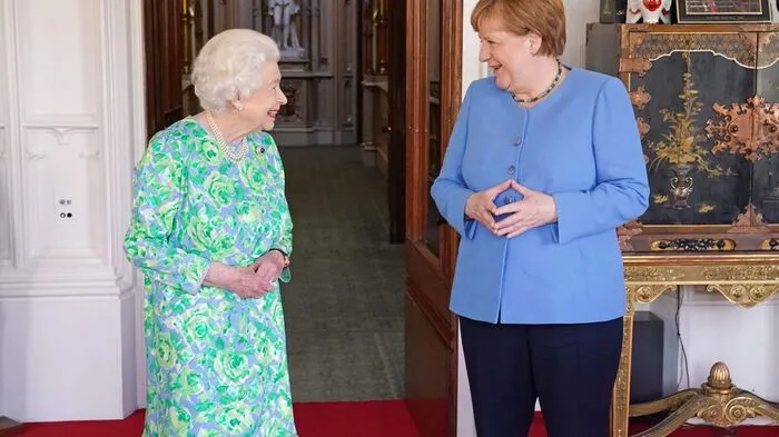 Die britische Queen Elizabeth II. hat die deutsche Bundeskanzlerin Angela Merkel (CDU) vor dem Ende ihrer Amtszeit zu einer Privataudienz empfangen.