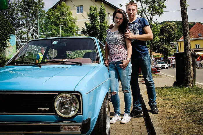 Dimitrii Kardonov, 28, Moskau, KFZ-Mechaniker„Dieser 1er Golf gehört eigentlich einem Freund von mir, aber ich habe ihn komplett hergerichtet und umgebaut. Wir sind mit diesem Auto von Moskau aus 2500 Kilometer bis nach Kärnten zum Treffen gefahren. Das ist es uns auf jeden Fall wert, zwei ganze Tage waren wir unterwegs. Zuhause fahre ich natürlich auch einen Golf, in meinem Fall ist es ein neuer 6er.“