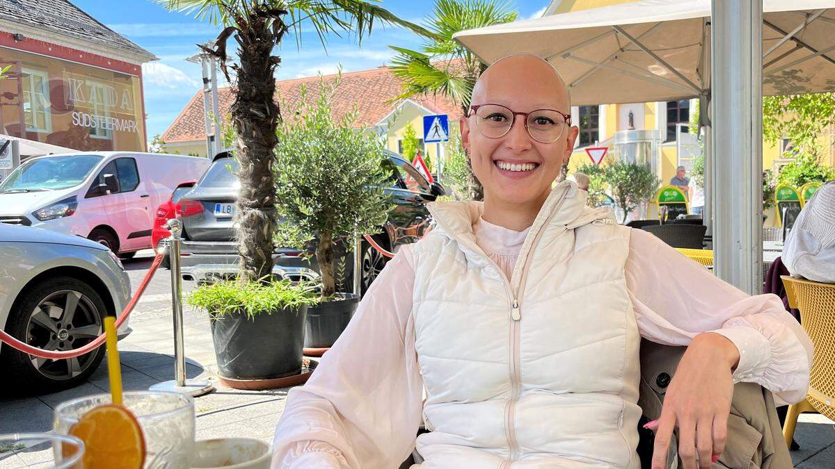 Sie strahlt mit der Sonne um die Wette: Lisa Maria Masser lebt bewusst mit Glatze