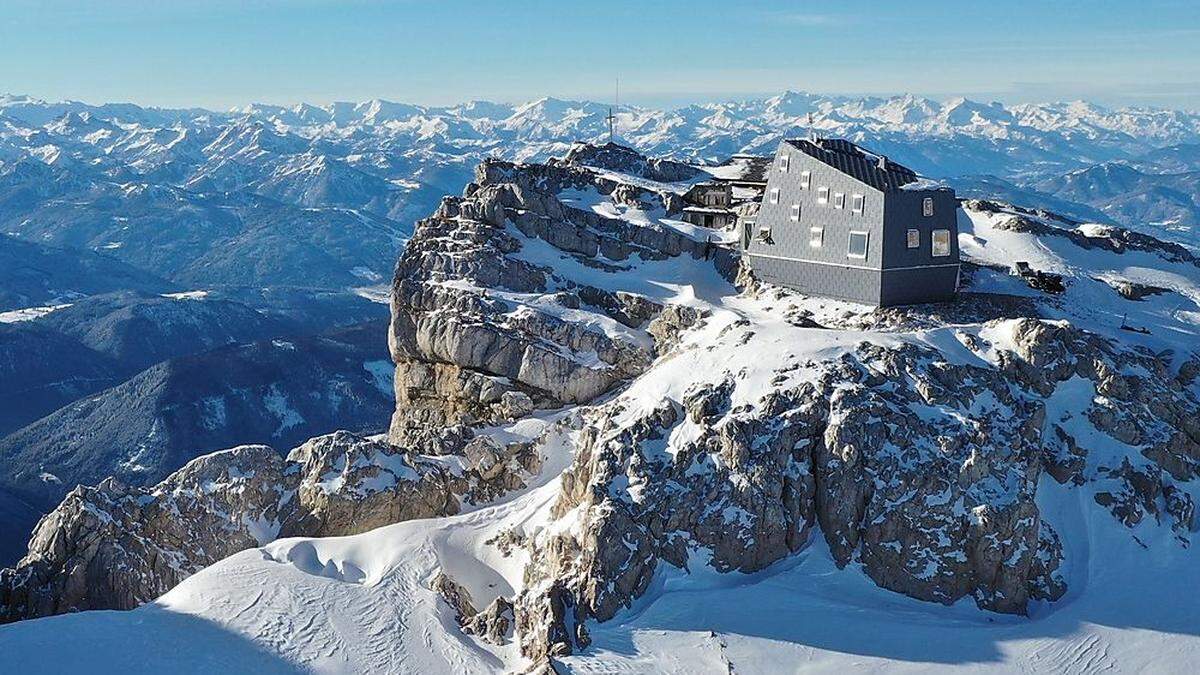 Die neue Seethalerhütte ist - wie ihre Vorgängerin - nur wenige Meter von der Dachstein-Südwand entfernt	